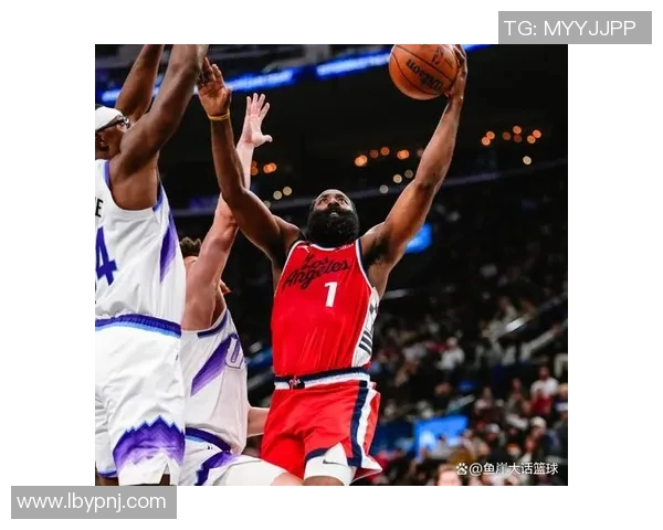 爵士队在主场以105比98战胜快船队展现强大实力与团队配合